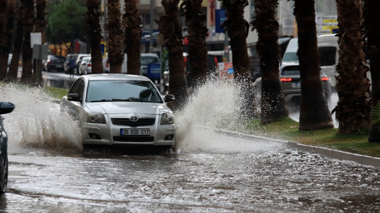 Cadde ve sokaklar göle döndü: Kuvvetli yağış o ili esir aldı!