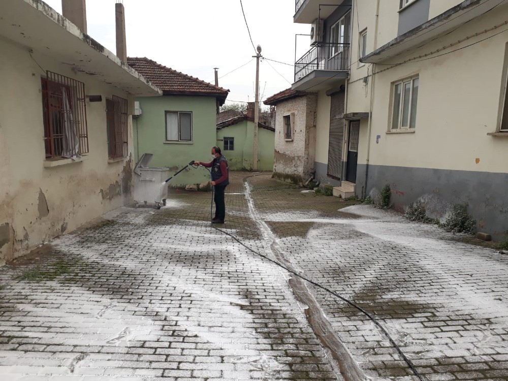 Cadde ve sokaklar köpüklü suyla yıkanıyor 