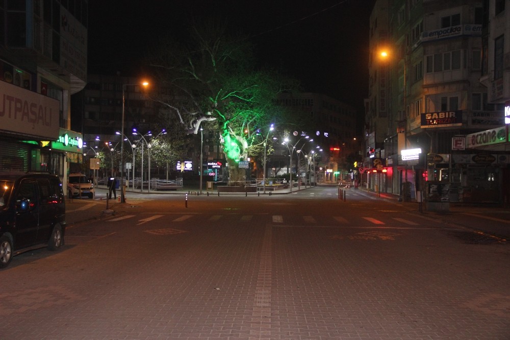 Cadde ve sokaklar sessizliğe büründü 