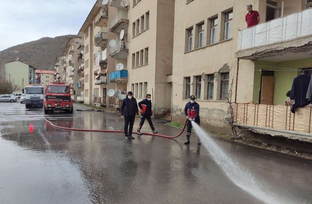 Cadde ve sokaklarda korona virüs temizliği 