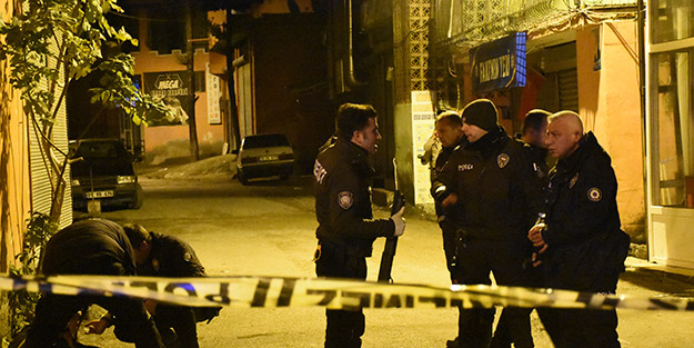 Caddede karşılaşan husumetliler dehşet saçtı!