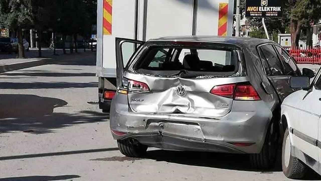 Caddede park halindeki araçlara çarptı! Sürüklenen otomobiller zincirleme kazaya yol açtı: 3 yaralı!