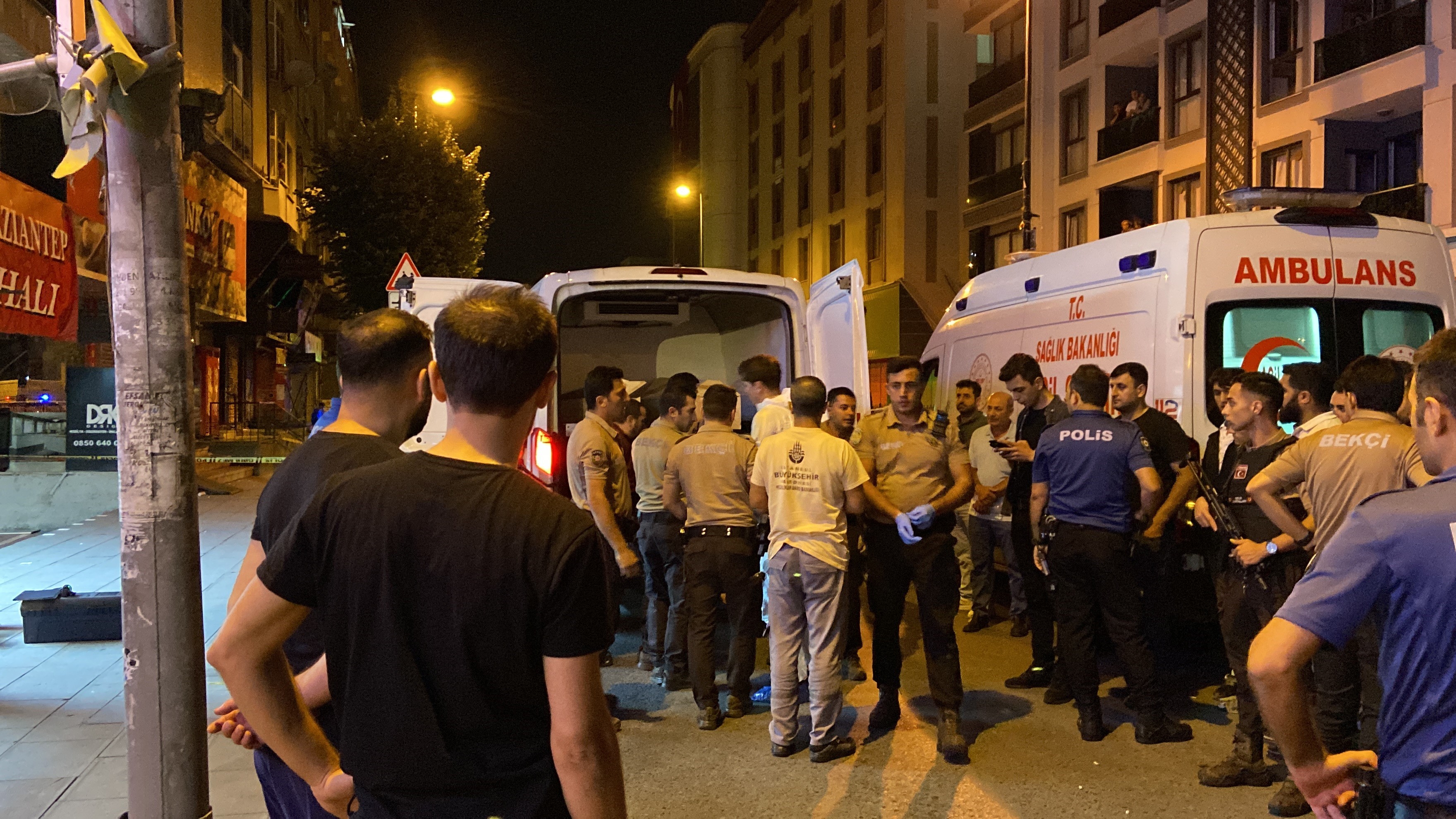 Caddede yürürken silahlı saldırıya uğradı