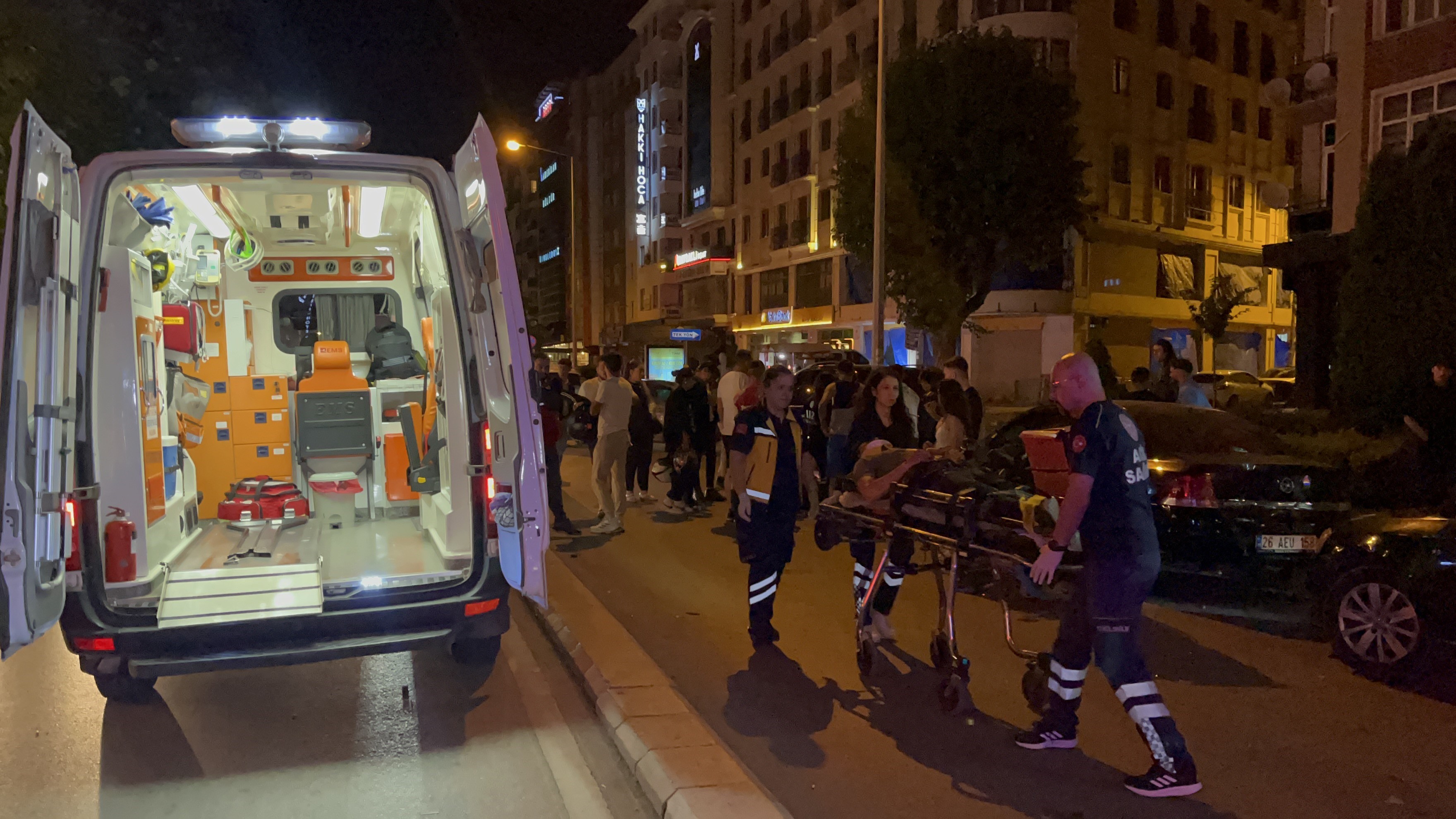 Caddeden karşıya geçen yayalara motosiklet çarptı