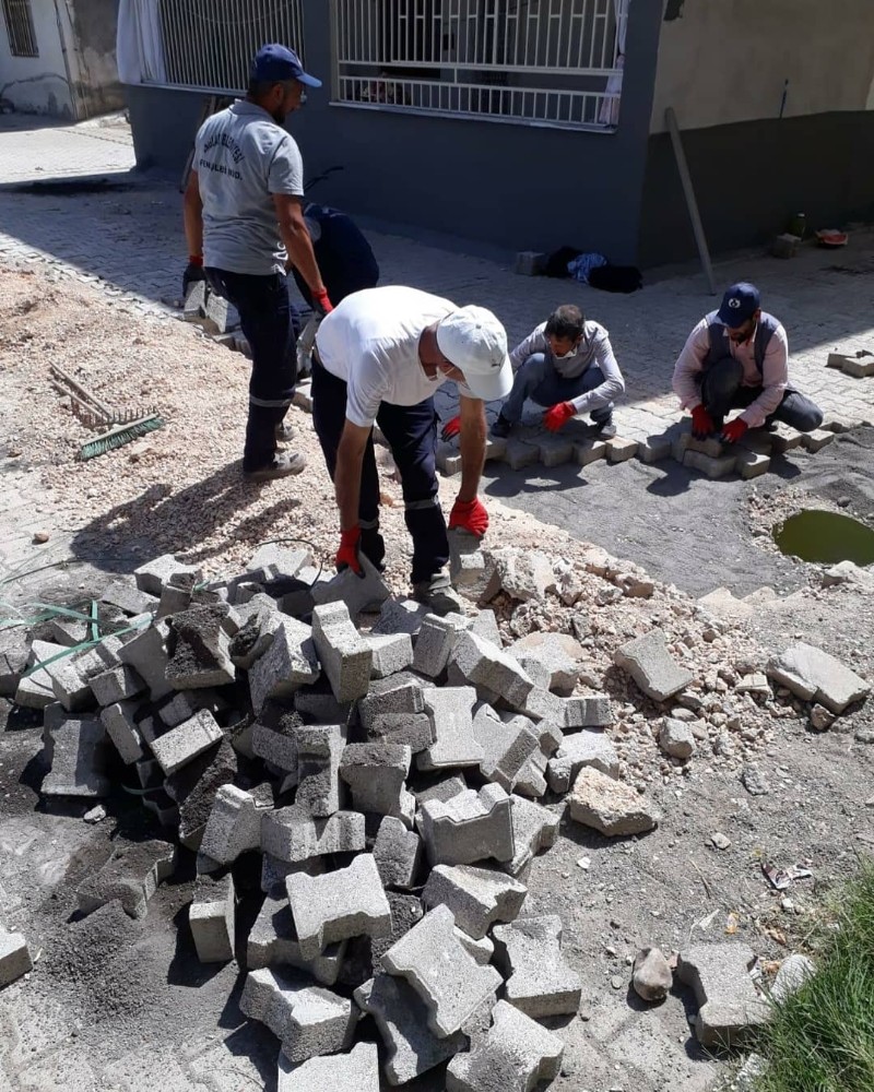 Caddeler güzelleşiyor, kırsal bölgelere yeni yollar kazandırılıyor 