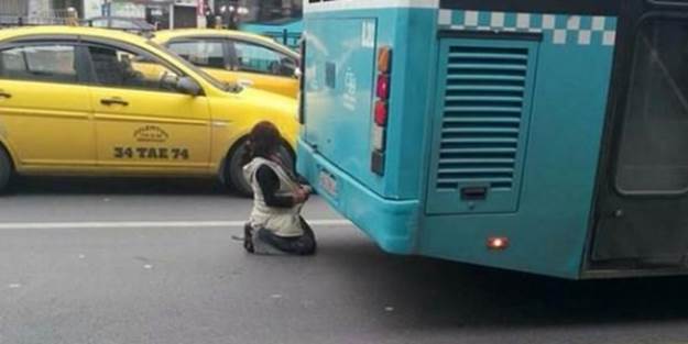 Caddenin ortasında yürek sızlatan fotoğraf