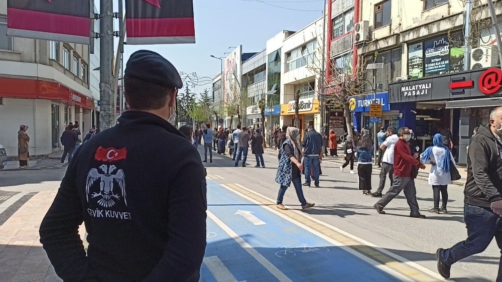 Caddeye ateş ölçülerek alınıyor 