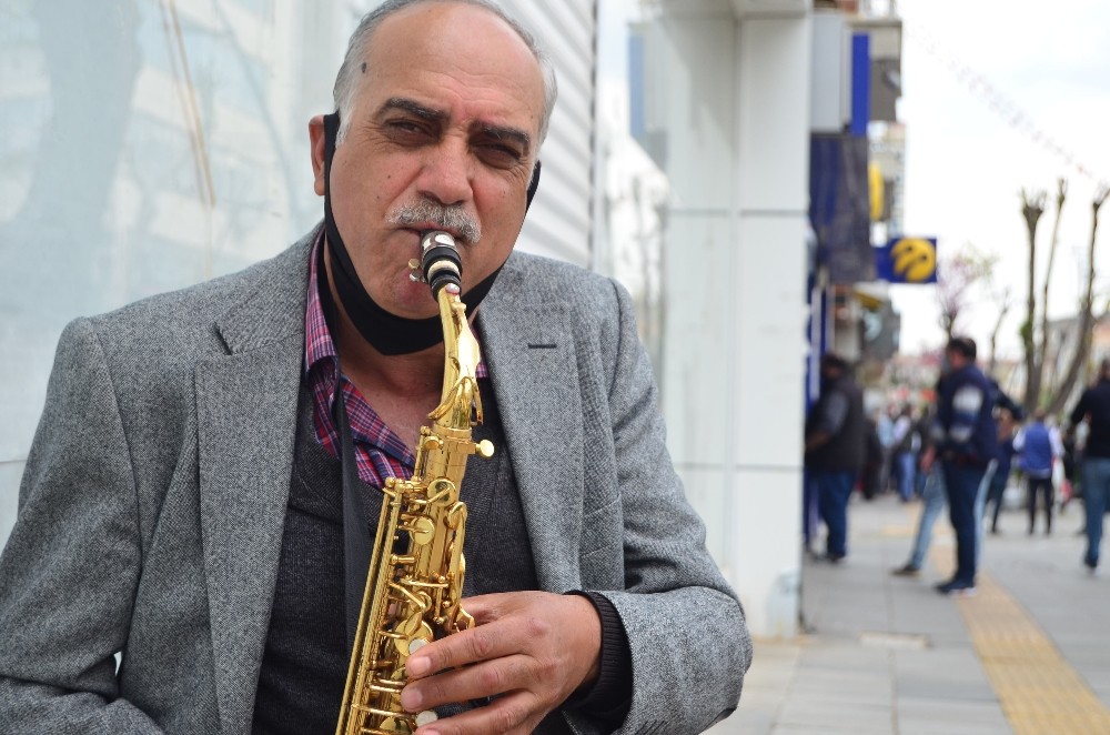 Caddeyi saksafon sesiyle şenlendirdi 