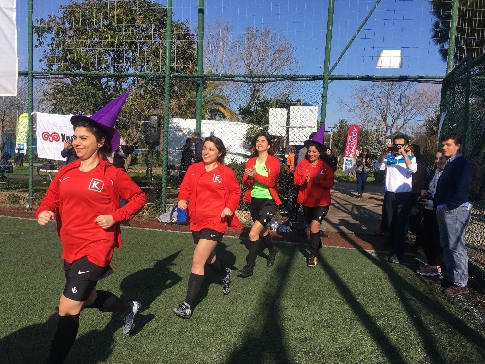 Cadıköy Futbol Takımı, 8 Mart Dünya Kadınlar Günü için sahaya çıktı 