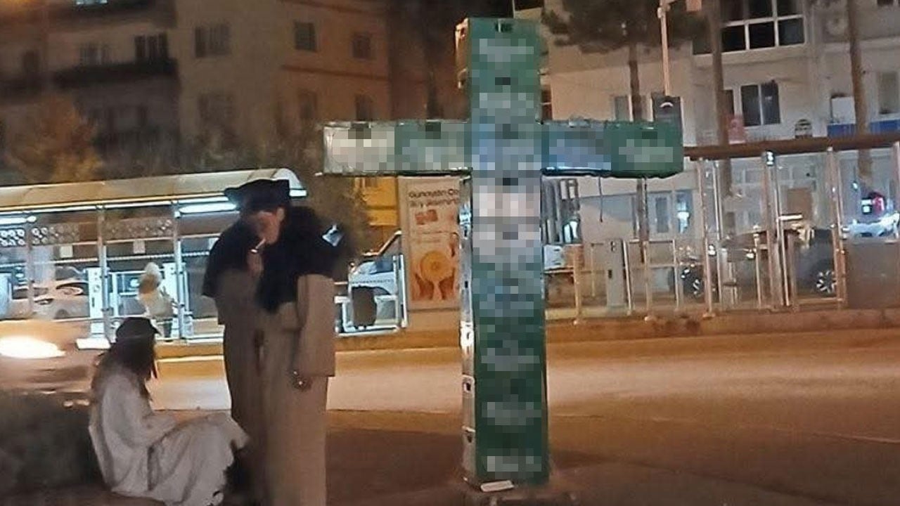 Cadılar Bayramı adı altında tahrik! Aklını kiraya verenlerden bira şişeleriyle haç