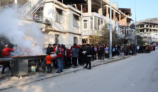 Çadır kent önüne kuruldu! Binlerce kebap pişirildi