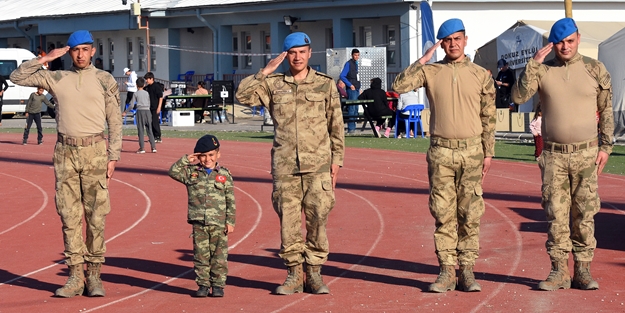 Çadır kentte kalan minik Yusuf askerlerin yanından hiç ayrılmıyor