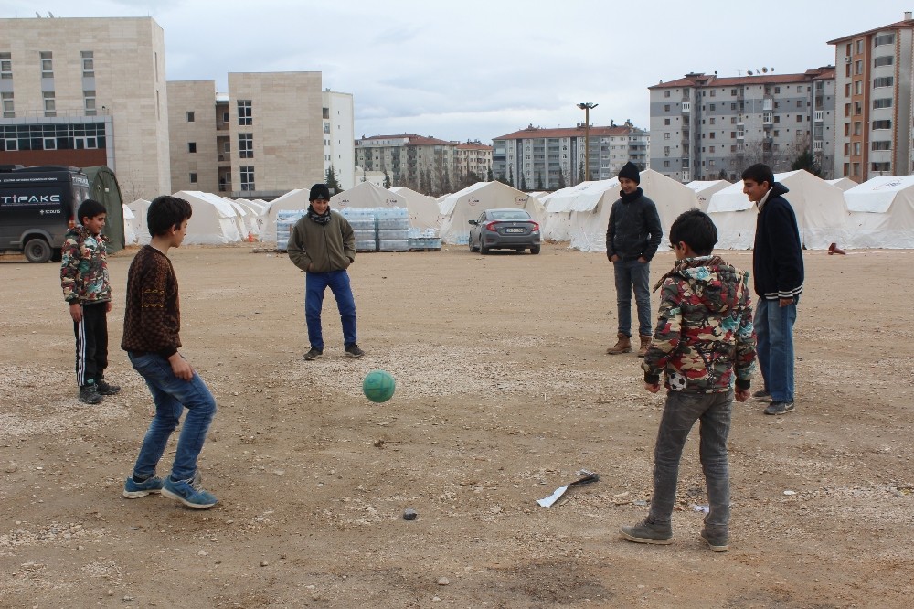 Çadırda da yaşasalar, çocuklar futboldan vazgeçemiyor 