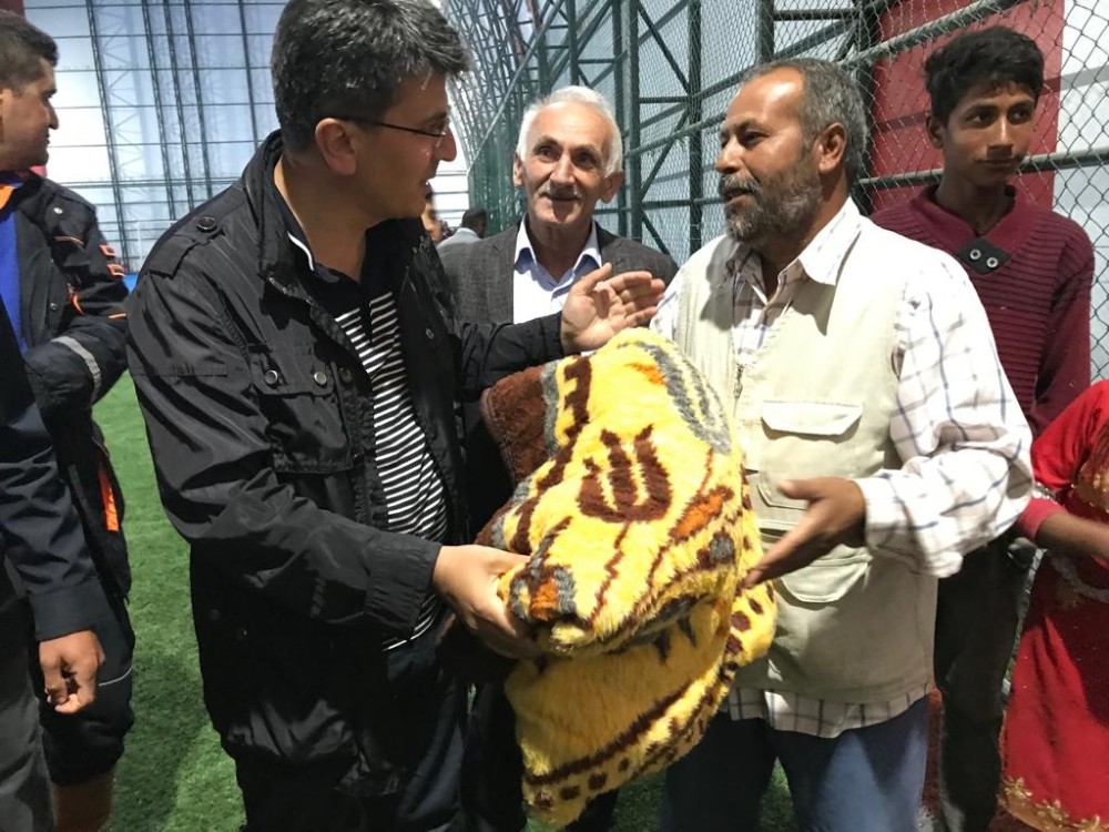 Çadırda kalan tarım işçileri yağmura yakalanınca halı sahaya yerleştirildi 