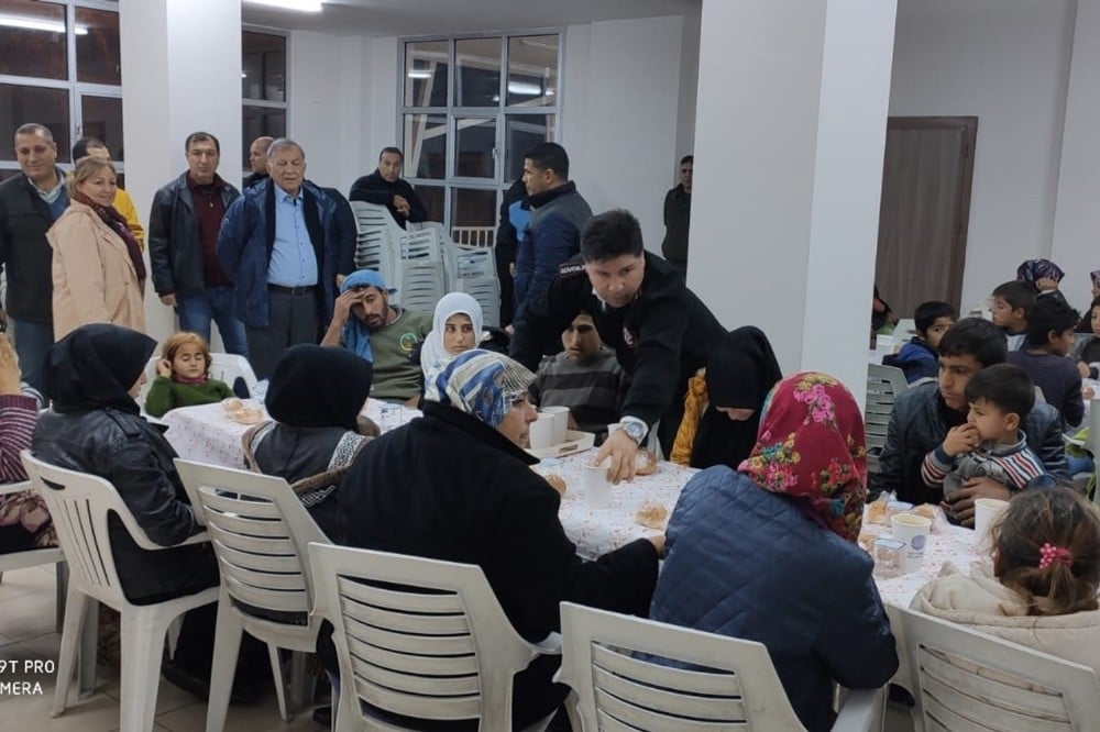 Çadırda mahsur kalan mülteciler kurtarıldı 