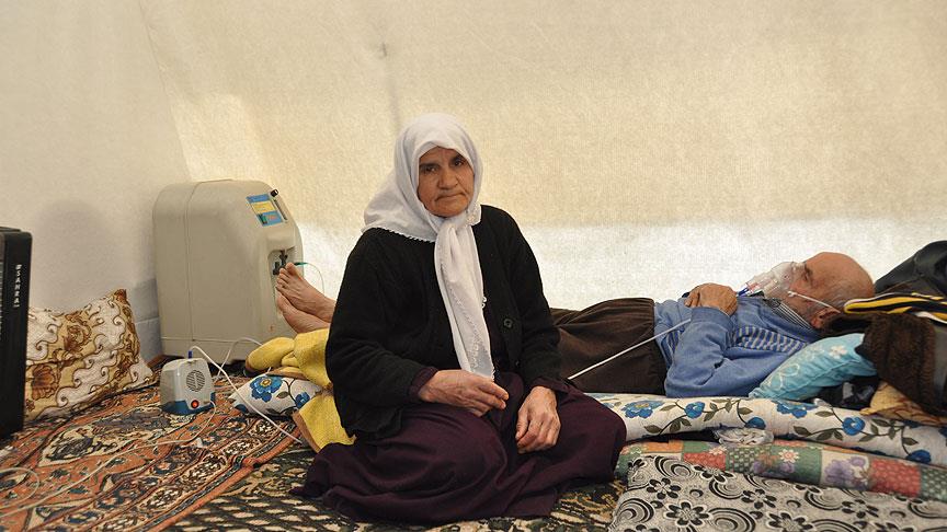 Çadırda solunum cihazıyla yaşıyor