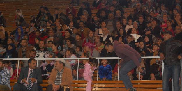 Çadırlarda yaşayan Romanların ev heyecanı