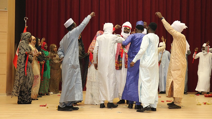 Çadlı öğrenciler geleneksel düğünlerini sahneledi