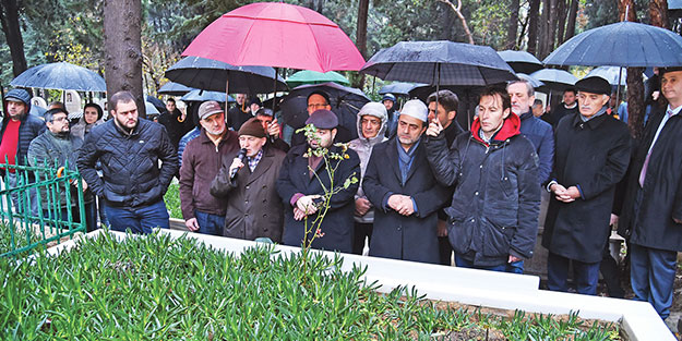 Çağlar, kabri başında anıldı