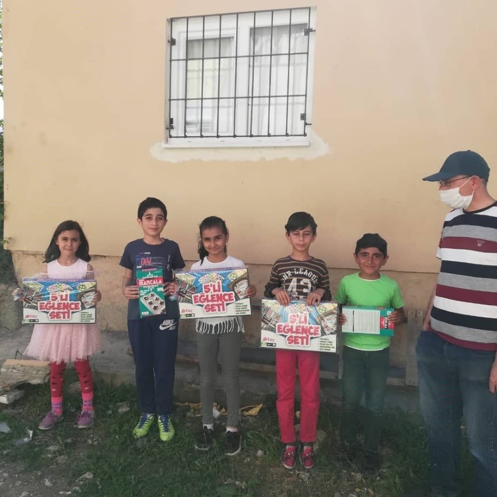 Çağlayan İlkokulu idaresi ve öğretmenleri öğrencilerini evlerinde ziyaret etti 