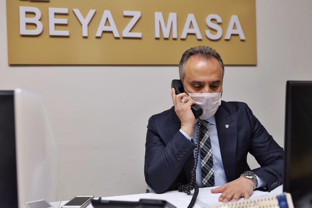 Çağrı merkezinde telefonların başına geçen Başkan Aktaş: 