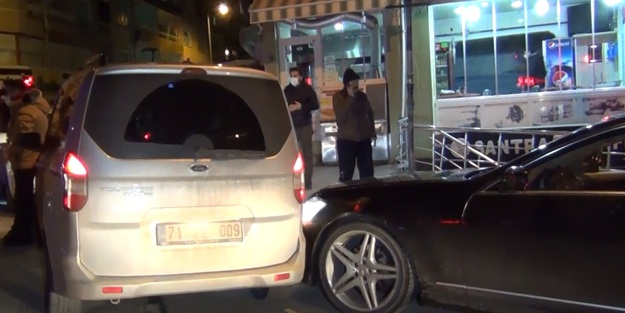 Çakar takılı otomobil, polis aracına çarptı