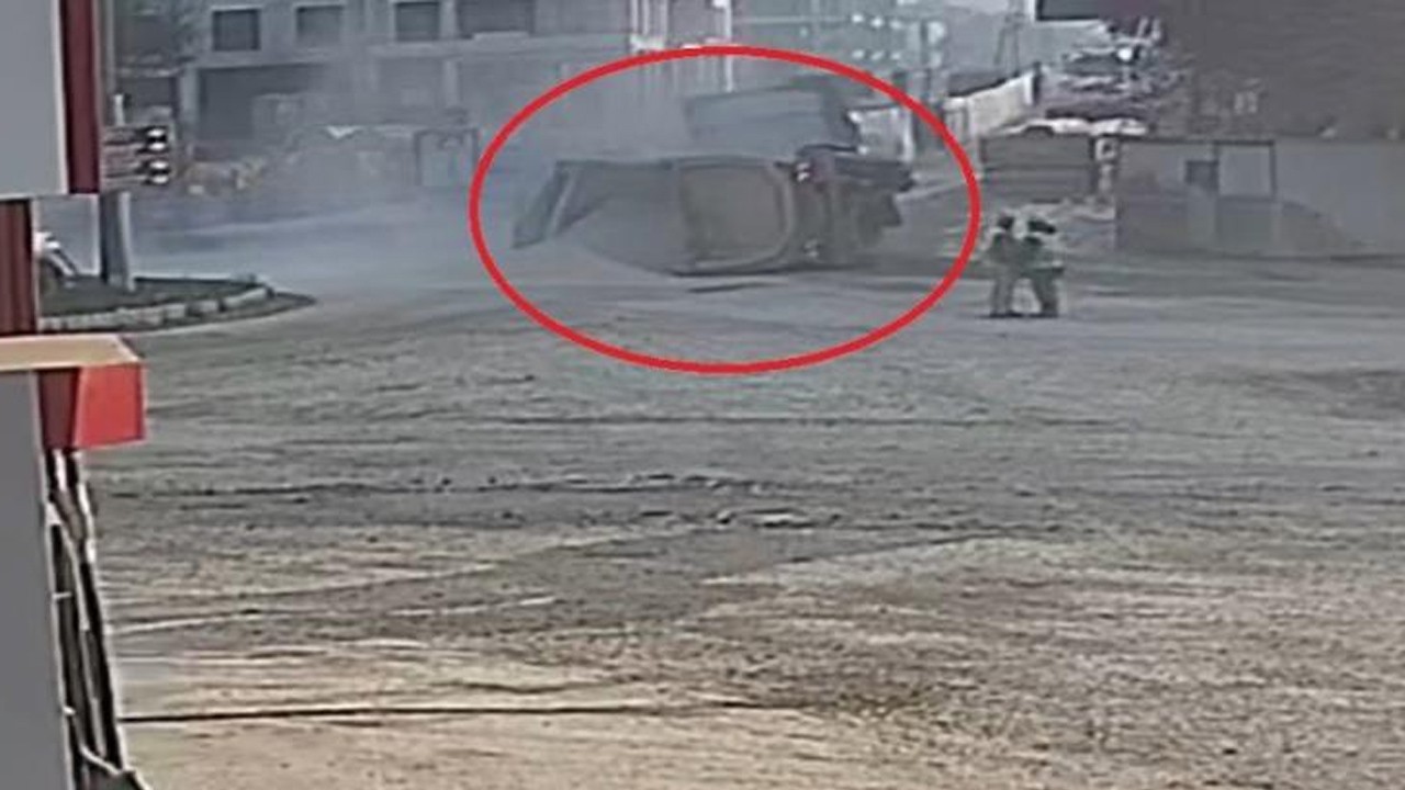 Çakıl yüklü kamyon virajı alamayıp devrildi! O anlar kamerada