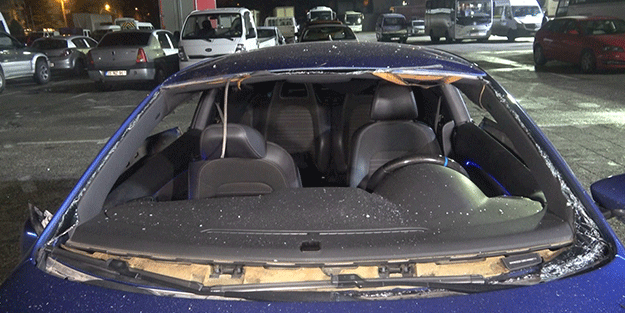 Çakmak gazı bomba gibi patladı! Otomobilin içinde yaptıkları...