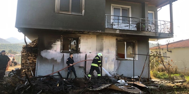 Çakmak ile oynayan çocuklar az kalsın evi yakıyordu