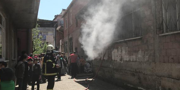 Çakmakla oynuyordu evi yaktı!