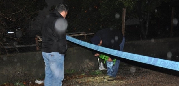 Çalan zile sinirlenen yaşlı adam...