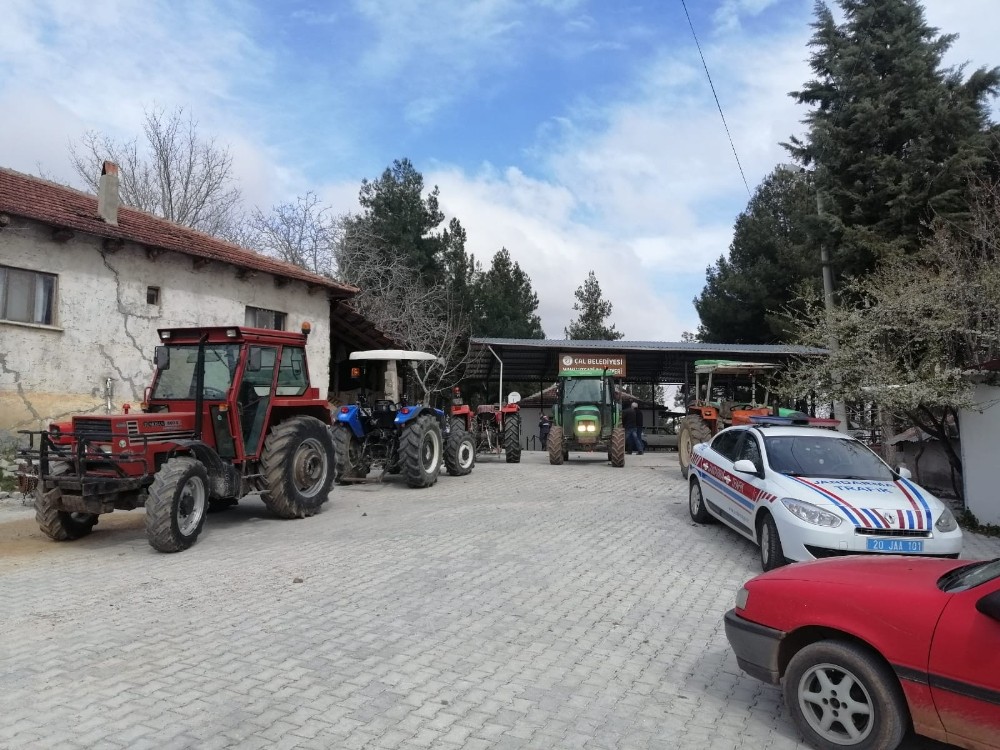 Çal’da jandarma ekipleri 112 traktörü trafiğe çıkmaya uygun hale getirdi 