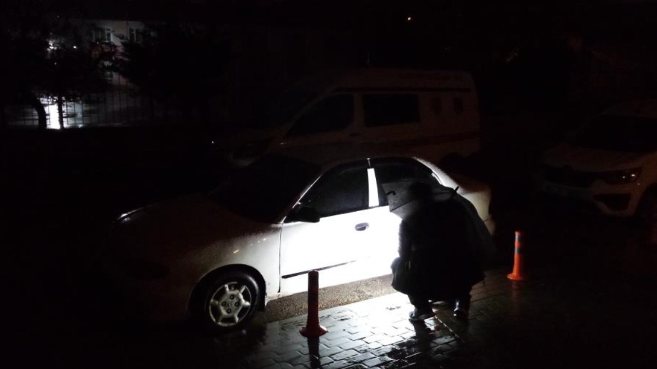 Çaldığı aracın yakıtı bitince bırakıp kaçtı
