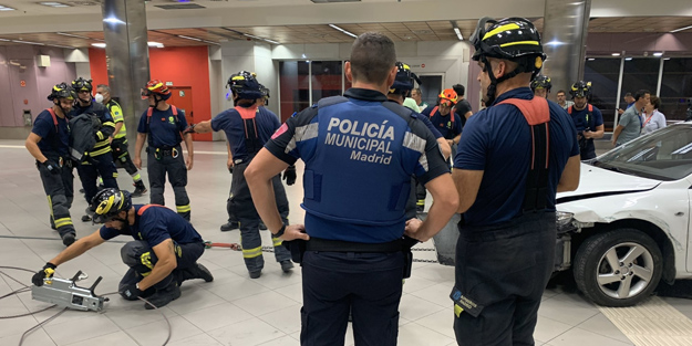 Çaldığı araçla metro istasyonunun merdivenlerine sıkıştı