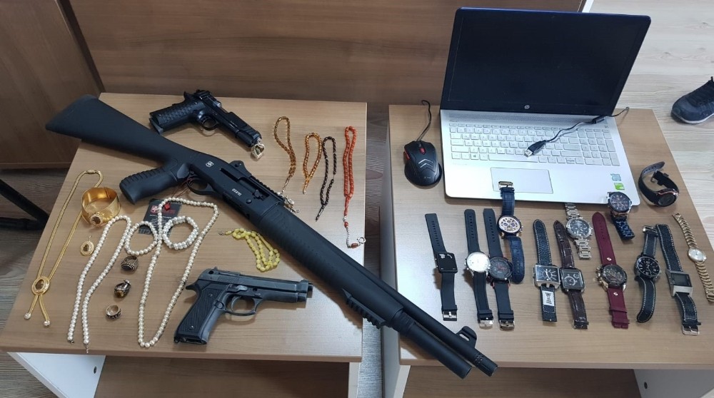 Çaldığı malzemelerle otel odasında kıskıvrak yakalandı 