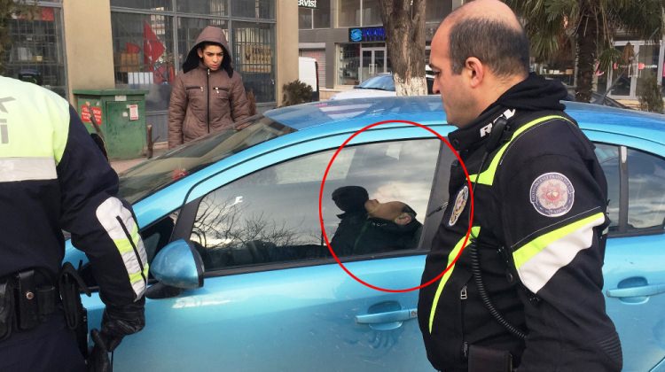 Çaldıkları arabada uyuyakaldılar! Polis uyandırdı