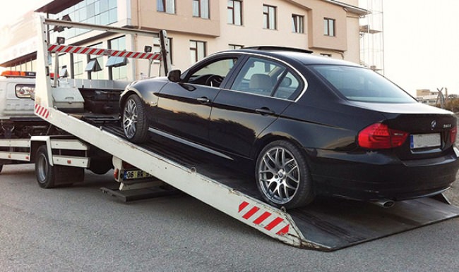 Çaldıkları arabayı çekiciyle...