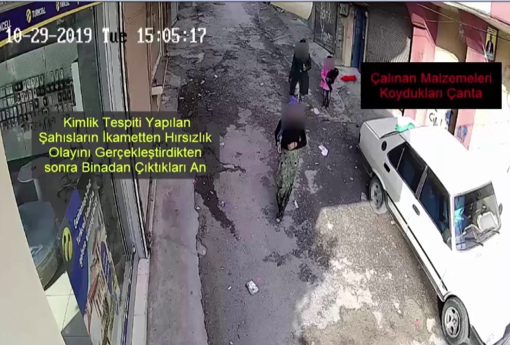 Çaldıkları malzemeleri çocuklarına taşıttılar 