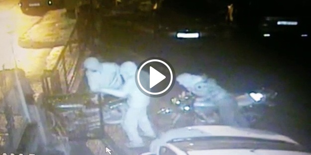 Çaldıkları motosikleti böyle götürdüler!