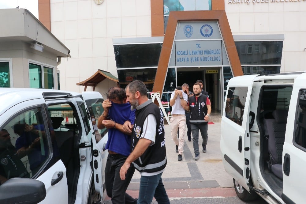 Çaldıkları otomobili sahibine satmaya çalışan 3 suç makinesi serbest bırakıldı 