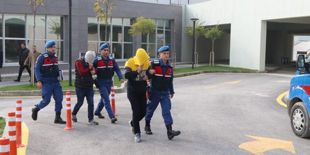 Çaldıkları rögar kapaklarını satarken enselendiler