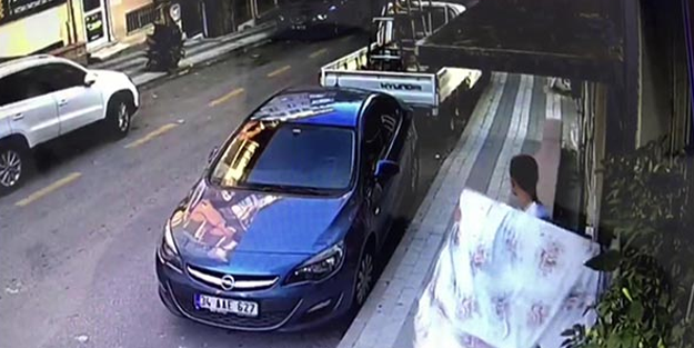 Çaldıkları televizyonu taşımak için esnaftan yardım aldılar! Pişkinliğin bu kadarı