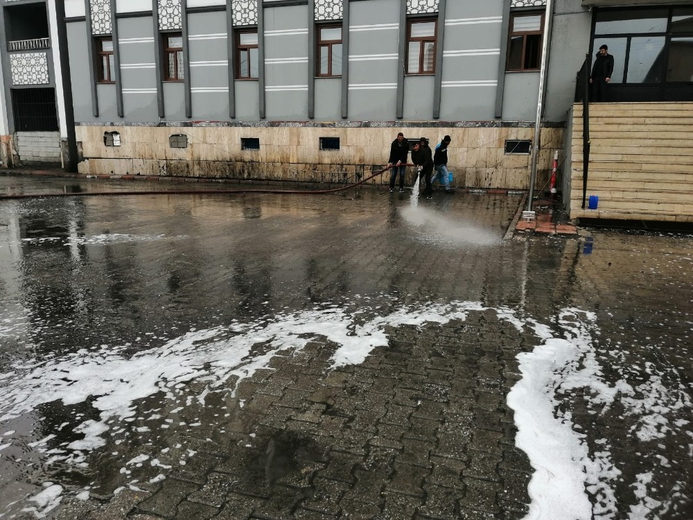 Çaldıran Belediyesi cadde ve sokakları sabunlu suyla yıkadı 