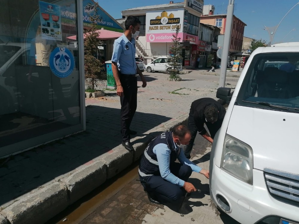 Çaldıran Belediyesi görevlileri yolda kalan aracın lastiğini değiştirdi 