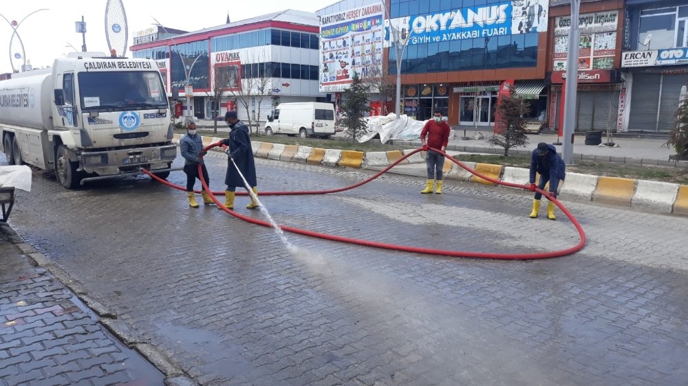 Çaldıran Belediyesi ilçeyi baştan sona yıkadı 