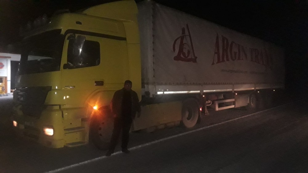 Çaldıran Belediyesi yolda mahsur kalan araçların imdadına yetişiyor 