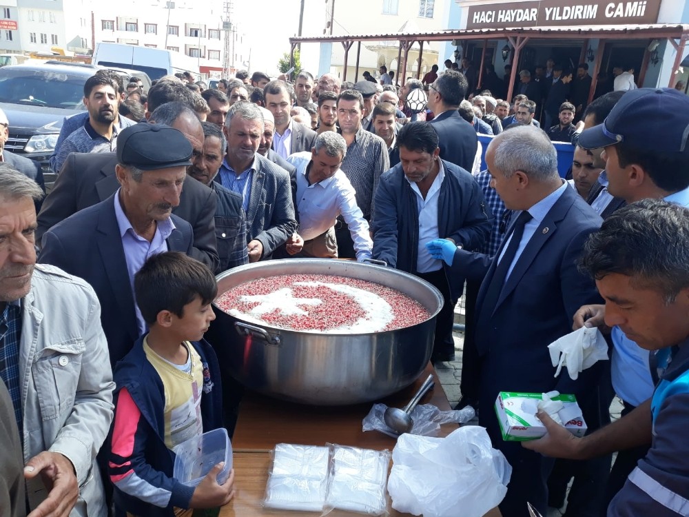 Çaldıran Belediyesinden aşure ikramı 