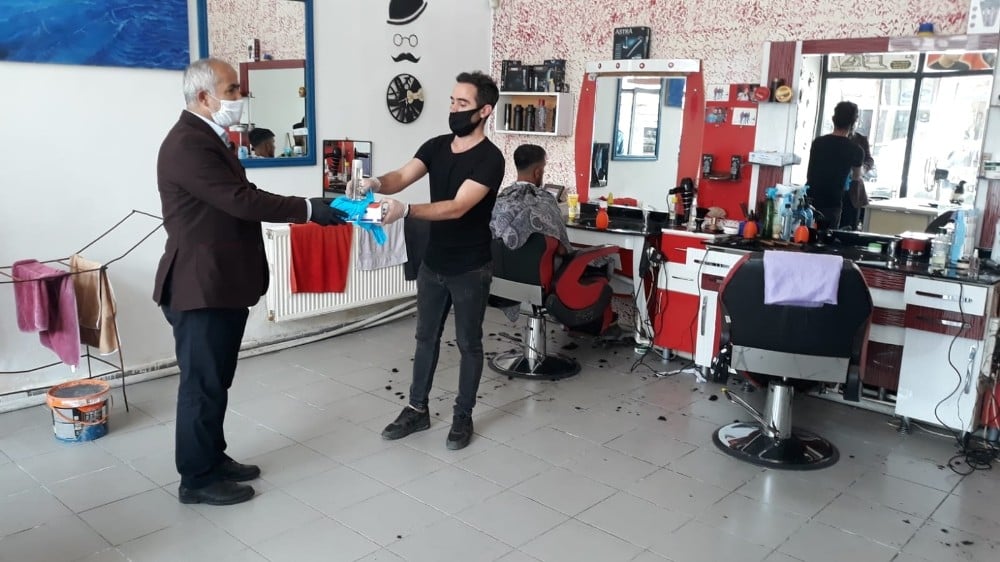 Çaldıran Belediyesinden berber ve kuaförlere maske ve eldiven desteği 