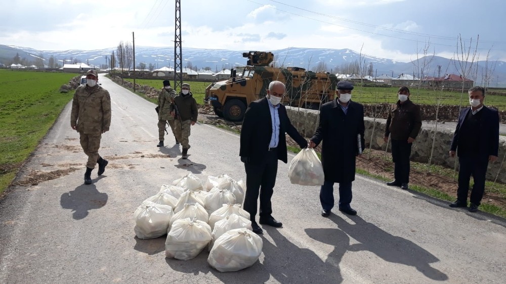 Çaldıran Belediyesi’nden karantinadaki mahalleye dezenfektan malzemesi desteği 