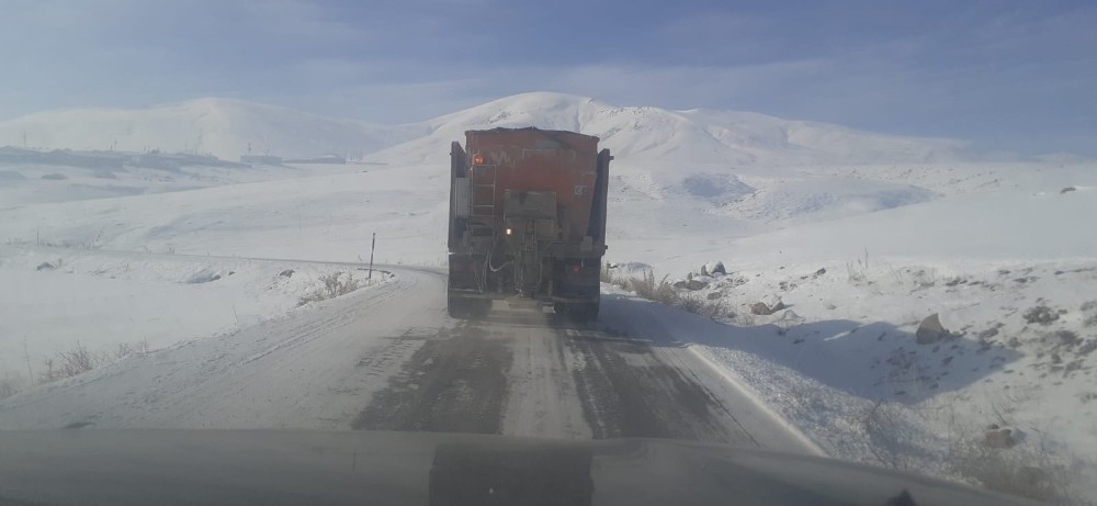Çaldıran Belediyesinden kırsal mahalle yollarında tuzlama çalışması 
